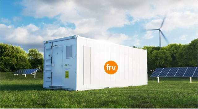 本文汇总了储能行业近期的重要资讯。亿纬锂能在合肥设立注册资本5亿元的全资子公司，拓展新能源业务。美国SolaX完成全球首次5MWh储能系统爆燃测试，验证了极端条件下的安全性。西班牙FRV计划部署1.2吉瓦/5吉瓦时电池储能项目，推动可再生能源发展。日本GS Yuasa拟投建2GWh储能电池工厂，总投资超31亿元。美国储能市场预计新增70GWh/35GW容量，带动252亿美元投资。全球电池需求增长32%，储能和商用车成为主要驱动力。政策方面，伊拉克对光伏产品征收5%关税，重庆规划因地制宜建设储能设施。供应链动态中，中国石油成功研制能量转换效率达83%的全钒液流电池电堆，宜宾基地年产54GWh储能电芯项目开工，预计11月投产。