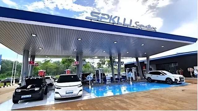 本文汇总了储能行业在3月3日的海内外重要情报。宁德市与宁德时代签署“零碳·科技”海湾城市战略合作协议,聚焦电池研发与生产能力提升;埃及总统塞西会见Scatec和远景能源代表,探讨扩大可再生能源投资;西班牙TERA电池公司强化储能战略,展示集成解决方案;印尼落地首座液冷超级充电站,由华为提供技术支持;加拿大建成该国最大在役电池储能系统,储能容量达1,200兆瓦时;远东股份储能系统订单金额约3.08亿元,展现市场潜力。此外,澳大利亚加强电池安装检查,菲律宾要求大型可再生能源项目必须配备储能系统。供应链方面,西安交大突破高温储能技术瓶颈,美国麻省理工提出智能化电池管理框架,推动行业发展。