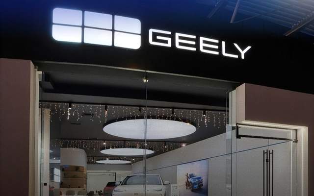 12月22日，吉利汽车在希腊首家展厅正式启幕，展示智能电动车型，推出吉利国际EX5，计划扩大销售网络。中国新能源车安全评价专项C-NESA落地，填补空白，首批车型表现良好。广汽丰田全新雷凌L上市，提供三种动力选择，全系标配智能驾驶辅助系统。一汽丰田全新智混卡罗拉上市，外观升级，动力效率高。长安深蓝汽车获得L3级自动驾驶正式号牌，商业化应用取得进展。Momenta自研芯片BMC 7X实现交付上车，算力超越英伟达Orin-X。维修置换最高补偿19万，小鹏汽车推出事故焕新服务。多地加码汽车产业规划，消费升级与全链布局并进。