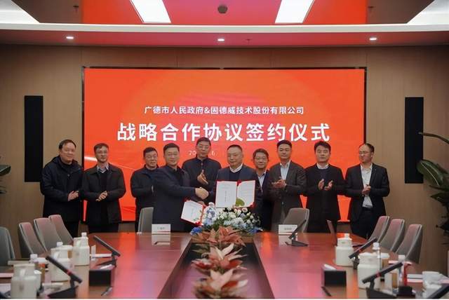 本文报道了1月9日储能行业海内外情报汇总，涵盖了固德威与广德市人民政府签署战略合作协议、天合光能与ACWA Power在沙特推进2.65GW光伏项目建设、法国新型固态电池业务瞄准商业化生产、SK On在韩新设储能系统生产线、华为在智利部署2.6吉瓦时电池储能项目、国家电投成立储能子公司等重要事件。此外，还报道了波兰储能设施安装新规实施和越南工贸部提议将屋顶太阳能发电的50%剩余电力出售等政策导向内容。情报强企致力于为企业提供定制化的线上情报搜集与管理服务，帮助企业实现多部门情报共享，助力企业决策。