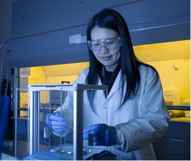 本文总结了2月5日储能行业海内外情报汇总。其中主要涵盖了中国Growatt推出5千瓦时交流耦合式阳台储能系统，英国Envision集团深化英国储能与人工智能创新合作，塞尔维亚计划于2026年启动1吉瓦太阳能项目采用电池储能系统，印度RP Global与MaxSolar合作推动德国太阳能与储能产业发展，沙特楚能与沙特Al Rajhi、亿电通签署5.5GWh储能战略合作协议，中国贵州电网公司启动斜坡式重力储能示范工程试运行等内容。政策方面印度能源政策大修以光伏与储能为未来主线，美国世贸组织裁定美国清洁能源税收抵免违反贸易规则。供应链方面浙江高功率普鲁士蓝钠电芯量产线投产，美国肯尼索州立大学研究人员开发出更安全、更快的固态电池设计。