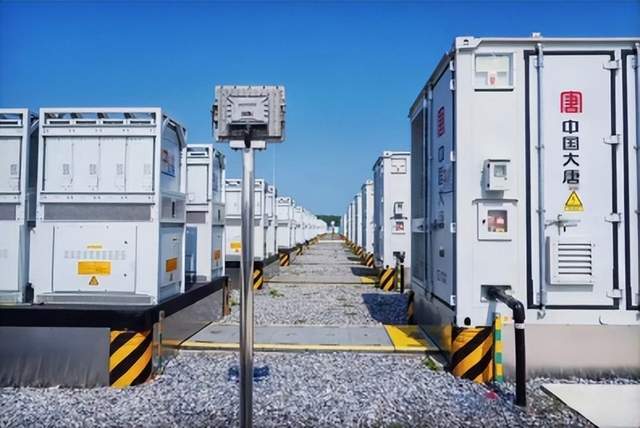 1月22日,储能行业海内外情报汇总。固德威与阿里云深入合作,共同开启AI+新能源合作新篇章;罗马尼亚粤商会组团参访比亚迪,共探储能合作新机遇。法国迎来首个构网型储能项目,Neoen与RTE合作为Breizh大电池储能项目供应储能系统。亚洲开发银行和Masdar签署3000万美元协议,在乌兹别克斯坦开发太阳能和电池存储系统。谷歌与Energy Dome合作推出CO2电池大规模储存可再生能源方式。EGbatt推出15千瓦时家用储能解决方案。宁夏储能新规要求项目在一年内接入电网。波兰光伏与储能协会警告电网并网草案或阻碍可再生能源发展。储能市场规模持续增长,EPC/PC采招落地项目首次超100GWh。韩国研究院开发新方法使全固态电池密度创纪录突破98%。