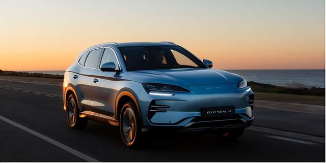 意大利2025年新车销量下降2.1%，其中12月增长2.2%，比亚迪表现强劲。广汽本田完成收购东风本田发动机公司。firefly萤火虫登陆奥地利并开启交付。奇瑞发布星途凌云300T两驱超越版车型，吉利雷达金刚/地平线新车上市。太蓝新能源完成超4亿元B+轮融资。上海免费发放非营运新能源汽车专用牌照额度。美国本土制造新车可享受税收优惠。