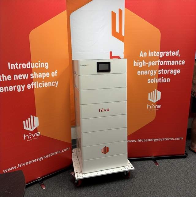 1月6日，固德威荣获EcoVadis金牌认证，在全球可持续发展评级中排名前5%。中车株洲与加卡兰达合作，共同开拓乌干达能源市场。英国太阳能市场有望创下新纪录，印度NLC发布全球招标建设电池储能系统。HNU Energy推出升级版家用电池，中国逆变器出口金额暴涨141%。印度要求电池储能项目必须含20%国产材料，中国发布通信领域储能建设通用标准。
