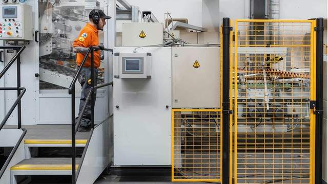 12月12日印刷包装行业海内外情报汇总:宝钢包装与泰国Carabao集团达成战略级合作,共拓东南亚新局。DS Smith向哈雷尔贝克包装厂投资近200万欧元,增加瓦楞纸板生产能力。James Cropper Paper & Packaging任命新业务拓展总监。地球纸箱株式会社推出五款新设计纸箱,利乐王推出纸基阻隔果汁包,减少43%碳足迹。中国包装行业运行报告显示利润突破700亿,出口保持增长韧性。瓦楞纸市场博弈明显,废纸价格有所下调。最新技术包括绿色环保包装盒彩印下料收集机构和卡扣式包装盒。