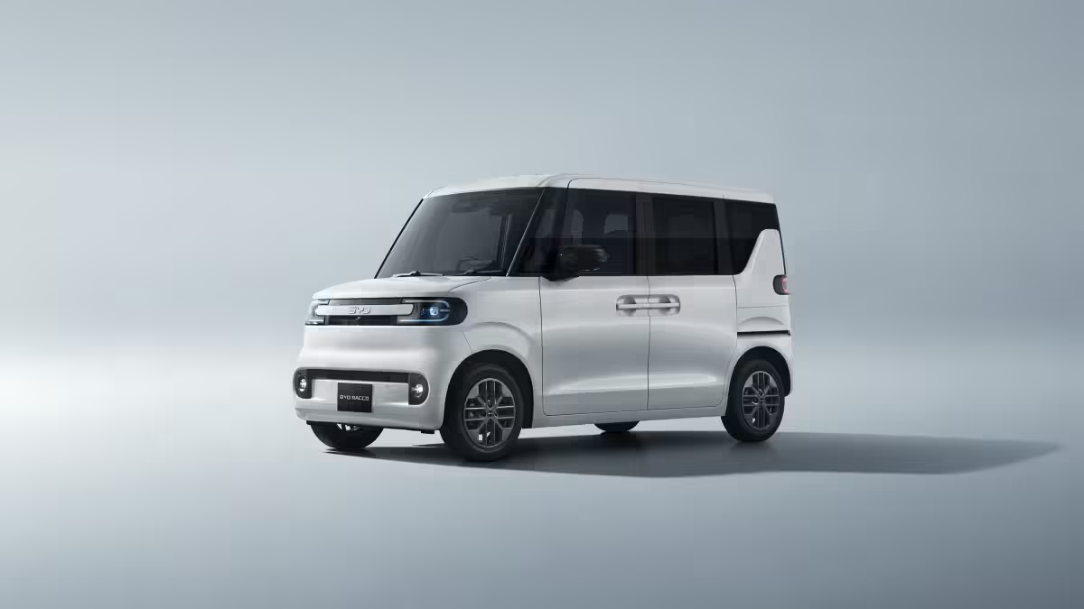 5月18日汽车行业情报显示，市场价格体系正经历结构性调整，碳酸锂、铜、铝等原材料成本上升及芯片供应紧张推动车企利润降至历史低位，鸿蒙智行、比亚迪、奇瑞等主流品牌开始收紧优惠或上调售价，行业从“以价换量”转向“价值为王”。合资合作模式迈向深度赋能新阶段，东风汽车联合Stellantis等六方注资超80亿元支持神龙汽车转型，推动其向智能化、国际化发展，计划2027年起推出新能源车型并导入Jeep品牌。零跑汽车利用Stellantis巴西工厂产能布局南美，并在西班牙新增生产线投产欧宝纯电动SUV。加拿大开放中国电动汽车进口，年配额4.9万辆且关税仅6.1%，引发经销商争抢代理权。中国汽车专利公开量全球领先，新能源领域年均增长17.1%。汽车价格上涨成趋势，高端电动车因镍价上涨成本承压，星途EX7凭借硬核技术成为2026年APEC会议公务用车，彰显中国智造实力。
