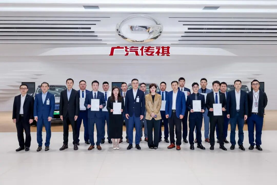 5月25日汽车行业情报显示,新能源渗透率突破62.5%的历史新高,市场呈现三大核心变化:需求结构极化加速新能源替代燃油车,中国品牌在全球化市场实现双重突破,动力电池行业马太效应加剧。上汽集团即将交付第1亿位用户,全球化战略进入