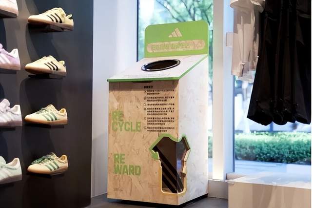 11月24日,国内外运动鞋服行业情报汇总显示,我国运动鞋进出口数据同比下降28.21%,安踏集团成立体育用品质量标准创新联盟,adidas在绿色供应链指数领跑。耐克推出P-6000运动鞋受青少年青睐,体育品牌转向文化叙事新赛道,Ardoix在葡萄牙建设第二家运动鞋制造工厂。另有两则涉及防侧倾鞋底与减震垫的实用新型专利公开。