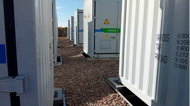 3月24日，储能行业呈现显著变化，企业加速海外布局，东南亚与欧洲成为重点区域。派能科技在越南签署150MWh储能合作协议，西班牙Solaria部署480MWh储能系统，巩固南欧市场地位。政策端强化储能配置要求，巴西研究分布式发电中强制配储，比例可能达10%-30%。技术方面，电芯性能持续提升，LG新能源推出21700全极耳电芯，适用于多场景；固态电池技术取得突破，能量密度达265Wh/kg。户用储能产品注重用户体验，固德威获TÜV莱茵低噪认证。头部企业如宁德时代加码综合能源布局，行业进入全球扩张与技术演进并行阶段，但盈利能力不足等问题仍需关注。