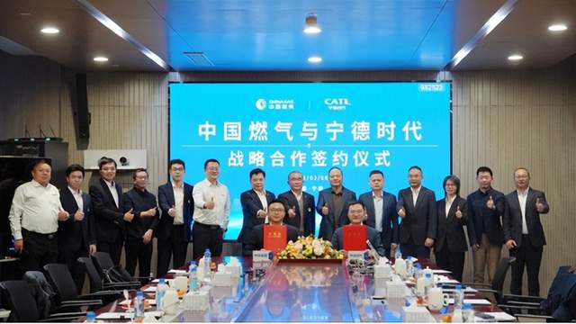 本月13日,电力设备行业情报汇总显示多项重要动态。西门子能源发布最新财报,燃机订单量超出预期,Gas Services新签订单达88亿欧元,但交付能力不足,供需缺口扩大。中节能以5.27亿元收购金华风凌100%股权,后者拥有600MW农光互补项目,预计年均上网电量7.48亿度。香港中华煤气与中石化达成战略合作,聚焦氢能及绿色燃料领域,推动加氢站建设和液氢储运项目。黑龙江省首个绿电直连项目获批,通过风电和储能电站为生物制造提供绿色电力。国家能源局数据显示,可再生能源装机规模创新高,占全国电力总装机的六成。中国燃气与宁德时代签署协议,将在储能和生物质能源领域展开深度合作。此外,上海规范电力现货市场限价,暂定上限为1.4元/度,广西发布绿电直连发展实施方案,推动新能源供电模式落地。前沿技术方面,大唐锅炉压力容器检验中心公开超临界机组锅炉主控变速控制系统,解决蒸汽压力波动问题;上海慕帆动力科技推出混流式饱和蒸汽发电汽轮机,提升发电效率并降低成本。