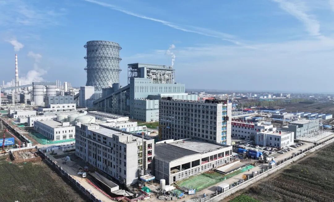 4月17日电力设备行业呈现三大结构性变化：装备制造高端化、商业模式闭环化及供应链绿色化。哈电集团在清洁煤电、冲击式水电领域实现全球领跑，研制出世界首台高效超超临界循环流化床锅炉和660兆瓦双中压缸机组，并成功发运核能供汽核心设备，推动零碳综合能源商业化。中特检院研发的大规模模块化储气装备突破压缩空气储能瓶颈，中科院实现向心膨胀机效率88.28%的技术突破。广西落地电力现货