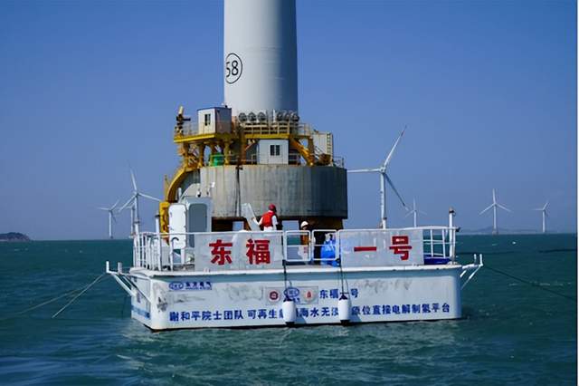 电力设备行业情报汇总，包括风电项目建设、海水直接电解制氢新突破、火电机组调速全闭环验证、风电项目中标情况、纯氢燃气轮机投运等重要内容。国家政策导向方面，推动风光制氢项目获得额外收益，甘肃提出建设超大型风光电基地。此外，还涉及生物质电厂排放装置、汽轮机连接装置的实用新型技术。情报强企为企业提供定制化的线上情报服务，帮助企业抓取最新行业动态，实现情报共享，助力企业决策。