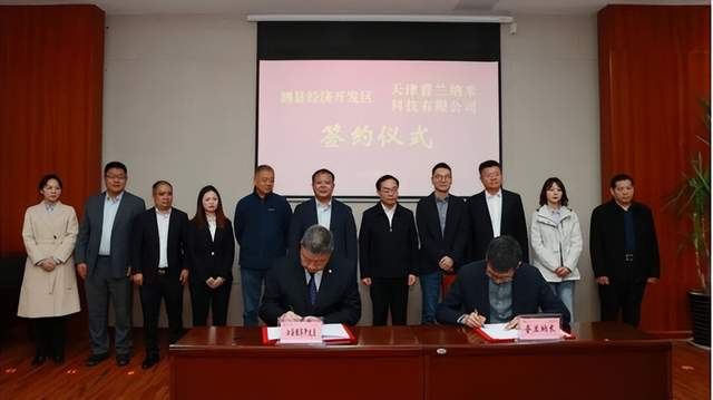 11月11日，储能行业海内外情报汇总显示，天津普兰纳米与阳光电源达成战略合作，新产线落户安徽，聚焦新能源、新材料领域。加拿大特斯拉充电爆炸事故源于充电桩内部电池短路。澳大利亚政府19天加急审批海辰储能合作项目，卡位澳洲储能市场。美国Xcel Energy计划在中西部建造最大电池存储基地，预计2027年底供电。德国海尔新能源户储一体机E-Tower Ultra获设计奖金奖，具备极简安装和智能管理特性。河南郑州总投资48亿的钠电池及储能系统集成基地项目签约。乌克兰修改家庭和混合太阳能装置贷款计划，波兰总统提出降低电价法案。华为公开中点箝位逆变器技术，山东倍耐新能源推出新型柔性光伏储能组件。