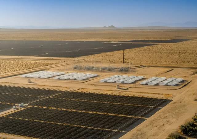 本文汇总了储能行业近期的重要资讯。亿纬锂能在合肥设立注册资本5亿元的全资子公司，拓展新能源业务。美国SolaX完成全球首次5MWh储能系统爆燃测试，验证了极端条件下的安全性。西班牙FRV计划部署1.2吉瓦/5吉瓦时电池储能项目，推动可再生能源发展。日本GS Yuasa拟投建2GWh储能电池工厂，总投资超31亿元。美国储能市场预计新增70GWh/35GW容量，带动252亿美元投资。全球电池需求增长32%，储能和商用车成为主要驱动力。政策方面，伊拉克对光伏产品征收5%关税，重庆规划因地制宜建设储能设施。供应链动态中，中国石油成功研制能量转换效率达83%的全钒液流电池电堆，宜宾基地年产54GWh储能电芯项目开工，预计11月投产。