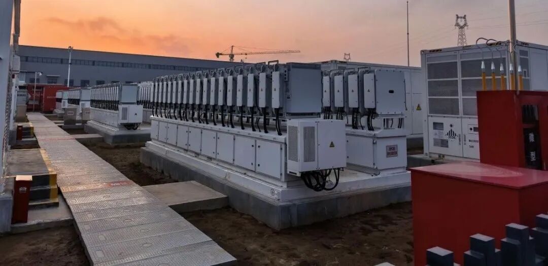 3月26日储能产业情报显示,行业呈现三大特征:高功率充电与系统安全关键技术持续突破但落地受限,储能在电网与工业场景应用深化,政策与区域市场共同驱动需求扩张。比亚迪计划在欧洲部署2000台兆瓦级充电桩,单桩功率达1500千瓦,但受车辆兼容性、电网接入等制约;SolaX Power完成全球首次基于UL 9540A框架的系统级爆燃测试,推动储能安全标准升级。欧盟AGISTIN项目试点构网型储能技术解决电网稳定性,陕西98MW/294MWh构网型储能电站并网,标志着储能在电网侧功能升级。南非储能市场增长30%,具备建设5-10GWh电池工厂条件;澳大利亚户用储能超6.3GWh,分布式能源加速普及。河南提出2030年23GW储能装机目标,黑龙江“十五五”规划新增47GW新能源装机,英国推动“插电式太阳能”方案。贵州新增8万吨磷酸铁锂产能,UNIGRID钠离子电池寿命达20000次,显著提升经济性。行业正从规模扩张迈向系统能力提升阶段,高功率充电、构网型储能、分布式能源及长寿命电池技术将打开新市场空间。