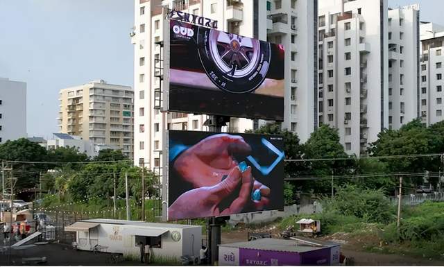 11月17日,LED显示屏行业发布多条重要资讯。上海南北通道浦西段和越江段新建工程进入环评阶段,总投资逾22亿元。境外方面,Xtreme Media在印度拉杰科特安装两块高亮度6.67毫米像素间距的Earth Series户外LED显示屏,创该市最大DOOH装置纪录。洲明科技携手成都成华区打造四川首个集XR虚拟拍摄及虚拟制片于一体的LED虚拟摄制基地,预计年底投入使用,项目投资超5000万元。德国斯特勒公司推动数字户外广告网络,已布置超千块高亮度广告屏。全国第五届运动会在多个赛区启用中国LED产业技术支持,洲明科技、利亚德等企业提供高质量屏幕和智能照明保障赛事直播。此外,利亚德和晨艺家分别公开实用新型LED箱体与便于安装的LED屏技术,改善设备结构和安装便捷性。