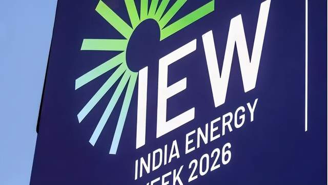 本文总结了2月5日储能行业海内外情报汇总。其中主要涵盖了中国Growatt推出5千瓦时交流耦合式阳台储能系统，英国Envision集团深化英国储能与人工智能创新合作，塞尔维亚计划于2026年启动1吉瓦太阳能项目采用电池储能系统，印度RP Global与MaxSolar合作推动德国太阳能与储能产业发展，沙特楚能与沙特Al Rajhi、亿电通签署5.5GWh储能战略合作协议，中国贵州电网公司启动斜坡式重力储能示范工程试运行等内容。政策方面印度能源政策大修以光伏与储能为未来主线，美国世贸组织裁定美国清洁能源税收抵免违反贸易规则。供应链方面浙江高功率普鲁士蓝钠电芯量产线投产，美国肯尼索州立大学研究人员开发出更安全、更快的固态电池设计。