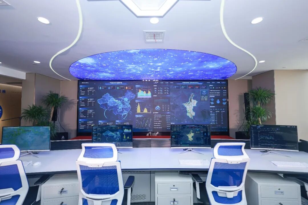 3月27日电力设备行业呈现三大关键变化:抽水蓄能与储能项目加速落地,带动核心设备需求释放;虚拟电厂等新型电力系统形态进入实际运行阶段,电网调度向数字化与灵活化演进;地方政策通过价格机制与补贴设计提升储能经济性。哈电集团签订辽宁太子河1800MW抽水蓄能电站合同,实现设备自主研制;西门子能源参与墨西哥天然气管道扩建项目,带动高端能源装备国际需求。中国电建首个虚拟电厂在西安上线,标志电力系统向分布式资源聚合+智能调度模式转变;内蒙古呼伦贝尔百万千瓦级抽水蓄能电站落地,具备6小时长时供电能力;新疆达坂城储能电站进入设备安装阶段。河南提出23GW储能装机目标,通过容量电价补偿改善经济性;青海深化新能源电价市场化改革,推动绿电制造集群发展。行业正从