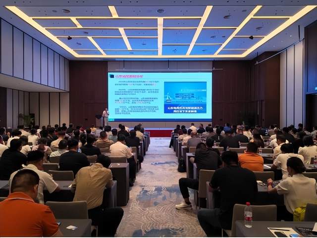 8月7日的储能行业海内外情报汇总显示，特斯拉获得了价值27亿美元的超级电池组订单，将在乔治亚州部署电网级电池储能系统。晶科储能与山东签约13家经销商，推动光储能项目实施。在EMEA地区，为恒智能与欧洲能源巨头BayWa r.e.签署战略合作协议。澳大利亚户用储能补贴政策取得显著效果，首月装机量大增。美国ESS电池预计到2026年底产能将达到50GWh。华为助力山汽集团建成智能光储发电站。政策导向方面，英国解禁阳台光伏系统，泰国推进太阳能电力发展。此外，还有关于光伏储能系统的功率调节方法和不间断电源的发明授权信息。