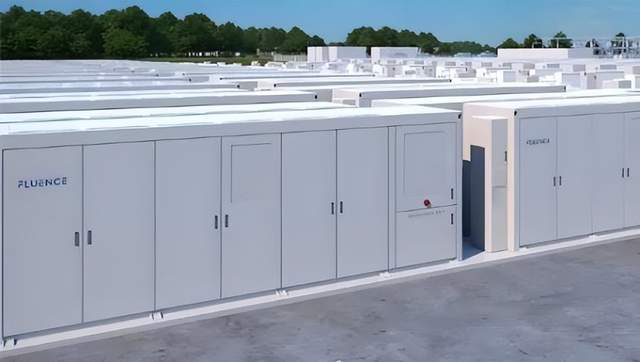 3月19日，储能行业呈现多区域动态与技术创新。在中国，海博思创与光大金租达成合作，探索独立储能及算电协同等创新模式；正力新能宣布投资100亿元建设50GWh长时储能项目落户苏州，专注8小时及以上储能产品研发。国际方面，澳大利亚Fluence签约1.2GWh长时储能项目，欧洲采日能源同步调试西班牙和捷克的储能项目，美国新泽西州计划采购1吉瓦储能设备以应对夏季需求。政策层面，山东发布电力市场规则征求意见稿，明确新型储能可参与电能量与辅助服务市场；英国加速推行“插电式太阳能”技术应对能源危机。供应链方面，中国电池电芯价格飙升至0.4元/瓦时，香洲投产国内首条百兆瓦级液流电池产线，设计年产能达100兆瓦。