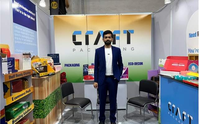 本文汇总了印刷包装行业的最新动态。月初,永吉股份宣布拟出资2000万元参与设立产业投资基金,重点投向半导体、新能源等领域。柏星龙因酒类包装需求减少,净利润下降43.87%,公司全年营收也出现下滑。天津科技大学科研团队在寒假期间取得生物质材料与绿色包装技术突破,特别是在纸浆模塑领域提升性能。境外方面,Craft Packaging在Paperworld展会上展示了以纸为基础的包装解决方案,涵盖保护性及品牌化应用。此外,新版《包装储运图形符号标志》于3月1日起实施,规范了包装标识要求。上游数据显示,广东省机制纸及纸板产量同比下降9.9%。前沿技术方面,泸州裕同和合肥裕同分别公开了酒盒上料定位机构和纸浆模塑成型装置的实用新型专利,旨在提升生产效率与质量。