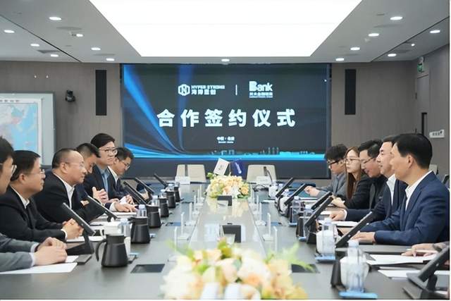 3月19日，储能行业呈现多区域动态与技术创新。在中国，海博思创与光大金租达成合作，探索独立储能及算电协同等创新模式；正力新能宣布投资100亿元建设50GWh长时储能项目落户苏州，专注8小时及以上储能产品研发。国际方面，澳大利亚Fluence签约1.2GWh长时储能项目，欧洲采日能源同步调试西班牙和捷克的储能项目，美国新泽西州计划采购1吉瓦储能设备以应对夏季需求。政策层面，山东发布电力市场规则征求意见稿，明确新型储能可参与电能量与辅助服务市场；英国加速推行“插电式太阳能”技术应对能源危机。供应链方面，中国电池电芯价格飙升至0.4元/瓦时，香洲投产国内首条百兆瓦级液流电池产线，设计年产能达100兆瓦。