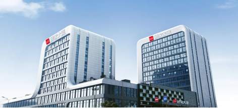 7月21日的人体工学椅行业海内外情报汇总显示，恒林股份成功转型为制造+品牌+渠道模式，实现了成本优化和消费者体验提升。境外品牌如BACKFORCE与BIG合作伙伴关系延长至2028年，Ryman推出符合人体工程学的Pago办公椅，满足各种需求。沙特家具市场迎来爆发，预计2029年市场规模达59.8亿美元，年轻人口和中产阶级增长推动高品质家居消费。家具品牌Arper在日本推出循环利用型产品，顾家家居扩建越南工厂，中国企业多元布局成趋势。此外，深圳米乔人因科技和安吉艺鑫家具有限公司也推出了符合人体工学的座椅，提升坐感舒适度。