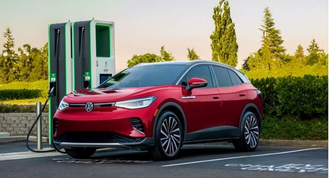 本文总结了1月19日汽车行业海内外情报汇总的内容，主要包括俄罗斯汽车价格预计上涨5%至10%、奇瑞汽车入股自动驾驶芯片企业新芯航途、东风雪铁龙和东风标致推出新政策、小米YU7汽车推出“7年低息”政策、长安、深蓝与宁德时代合资动力电池项目落地等多个重要事件。另外，文章还提到了德国计划提供最高7000美元的电动汽车补贴、加拿大将对中国电动汽车关税从100%降至6.1%等政策标准内容。整体来看，本文涵盖了汽车行业的最新动态，为相关企业和消费者提供了有益的信息参考。