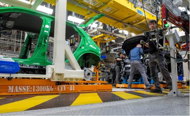 本文总结了1月26日汽车行业海内外情报汇总的内容，关注了吉利控股集团发布“一个吉利 全面领先”战略目标、广汽埃安与滴滴自动驾驶合作、长安Lumin宝藏版纯电小车新增车型上市等事件。文章还提到了乐道L90马到成功版正式上市、印度拟降低欧盟进口汽车最高关税、工信部要求建立新能源汽车产品运行安全状态监测平台等政策标准。此外，宁德时代与闽运集团深化战略合作和中创新航武汉基地产值破百亿的消息也在文章中有所提及。
