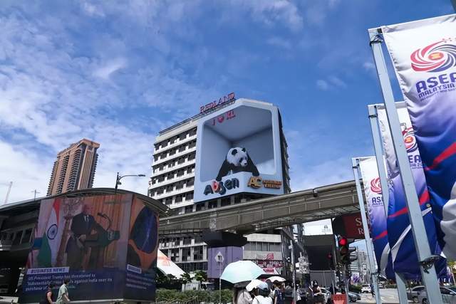 8月11日LED显示屏行业海内外情报汇总显示,温州市状元岙港区铁路支线项目处于可研报告招标阶段,对温州港发展至关重要。利亚德授渔计划在山东济南合作,助力山东成为数字显示产业新高地。艾比森A25系列户外大屏在吉隆坡展示裸眼3D大熊猫互动内容,计划全球推广。INFiLED在芝加哥开设美国体验中心,LED Studio推出CineLED系列面向住宅市场,Leyard Europe推出低功耗DirectLight Slim系列。深圳展示72米LED巨幕影像装置,展现城市发展史诗。此外,深圳市联建光电公司和中盛泰实业股份有限公司分别公开了LED曲面屏模板和具有缓冲保护结构的LED显示屏实用新型。