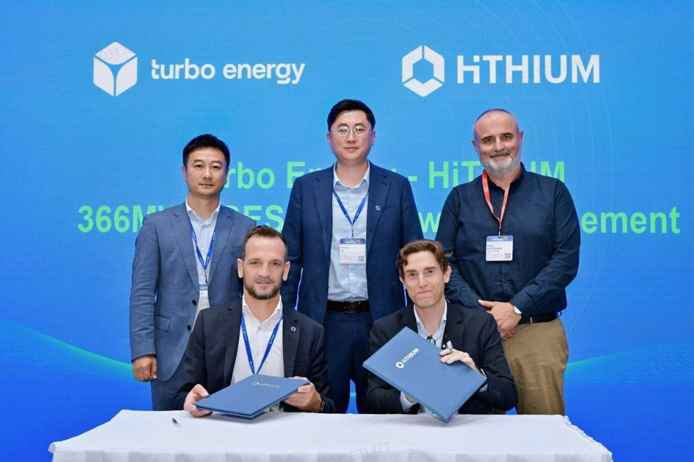 7月2日储能行业情报显示,AI算力爆发与欧洲电网升级推动储能从可选配套跃升为核心基础设施。海辰储能携手Turbo Energy在德国打造BESS+AI融合标杆,Eku Energy规划德国1600MWh大型项目并强调构网型技术重要性。澳大利亚Firmus Technologies锁定1.5GWh电池储能以保障AI算力供电。出海方面,亿纬锂能、HyperStrong及星星充电分别在东南亚和欧洲推进光储项目及本地化智造,强化全球供应链整合。国内则面临墨西哥电网拥堵导致电价飙升的瓶颈,凸显储能缓解输电压力的必要性,同时Avangrid在美国建设新项目,整体行业呈现智能化、全球化及市场化精细运营趋势。