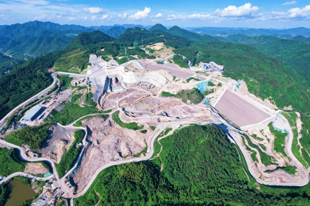 6月12日电力设备行业呈现三大结构性转变:一是大型新能源项目前期开发加速推进,如山东日照4000MW海上风电项目3个月内签署超3.4亿元前期咨询服务合同;二是多能互补系统进入实质落地阶段,江苏如东建成全国最大海上光氢储一体化项目,首创“电-储-氢”三级协同系统,能源消纳率近100%;三是区域政策重构消纳机制,吉林明确新能源自发自用比例下限,内蒙古推动零碳园区建设。此外,广西贵港首个百兆瓦级共享储能电站并网,晋能控股塔山三期煤电项目推进转型,国网新源浙江磐安抽水蓄能电站主坝封顶,均显示行业向多能融合与高效清洁方向发展。