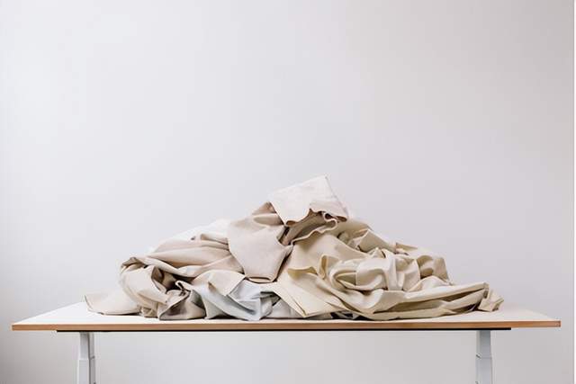 11月19日，办公家具行业汇总显示全球商用家具市场将持续稳健扩张，预计未来十年市场规模达725亿美元，年复合增长率约为2.7%。商用家具主要应用于办公室、酒店、教育及医疗领域，座椅占比超四成，注重人体工学和舒适性，办公室领域占据最大市场份额，其中办公家具的专业化、智能化和整体解决方案发展被“十五五”规划重点推动。惠州市大自然商务酒店改造项目投资1810万元，涵盖办公及酒店功能。Humanscale与Kvadrat联手推出环保桌面产品，采用高比例循环废料制造。傲风牵头制定电竞椅行业团体标准，提升产品技术。乐歌与重庆高田分别公开了电动升降桌和多向调节座椅头枕技术，彰显行业创新与人性化设计趋势。