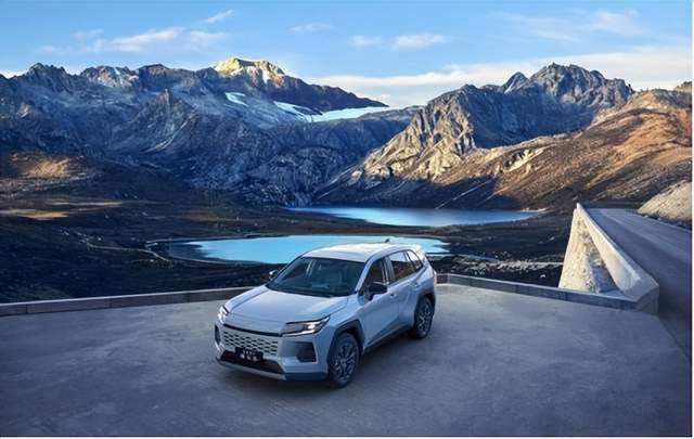 2月24日,汽车行业动态显示大众汽车计划在2028年底前削减所有品牌20%的成本,以应对市场需求和竞争压力。Rivian推出Apple Watch版应用程序,用户无需手机即可通过手表控制车辆功能。新一代小米SU7新增赤霞红车色,预计4月上市;广汽丰田威兰达AIR版正式发布,权益价13.78万元起。欧洲和中国同步收紧车载触控监管,要求关键功能需配备物理按键,而工信部新规将禁止半幅方向盘的使用。宁德时代与盐城市滨海县政府签约共建锂电池绿色智造基地,推动高比例绿电应用。乘联分会数据显示,1月我国动力和其它电池产量达168GWh,同比增长25%,供需逐步改善。