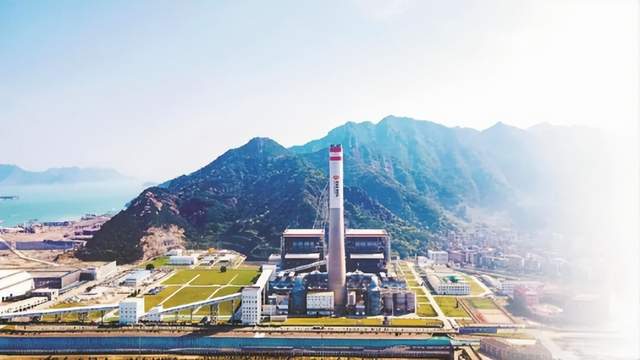 本文总结了电力设备行业在8月份的海内外情报。重点关注了中核隆化300兆瓦风电项目、东方电气风机叶片项目、华能西安热工院设备监理资质等项目的进展。另外,介绍了国能(连江)港电公司利用航天级气凝胶解决火电降噪难题的创新技术,以及华能国际中报显示的净利润增长和低碳清洁能源装机比重提高。此外,还提到了南方电网公司与气象部门合作成立的广西电力气象中心,以及国家电投集团成立的新能源子公司。最后,还涉及了陕西绿电直连试点、宁夏风电、光伏项目管理办法等市场政策和前沿技术方面的内容。