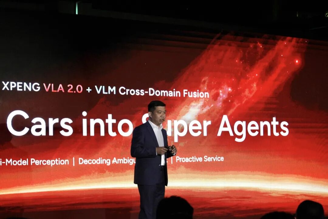 3月30日汽车行业呈现三大关键变化:地缘政治冲突与原材料价格波动加剧全球能源成本压力与供应链不确定性;车企全球化布局分化,部分加速拓展新兴市场,部分收缩战略重心;本土化配套政策与行业标准完善,支撑智能网联汽车商业化落地。小鹏汽车发布“领航拉美智行三年战略”,进入墨西哥市场并计划2028年覆盖拉美全境,以G6、G9全球车型布局高端智能电动车市场;斯柯达宣布2026年退出中国市场,转向欧洲、印度及东南亚市场;拓普集团面对主业利润波动,加速布局人形机器人和液冷技术等新赛道。地缘冲突推高欧盟汽油价格及印度车企成本,倒逼车企电动化转型;锂价飙升超160%加剧供应链压力;北京启动L2至L4级智能网联车险开发,美孚牵头制定电动汽车油液更换规范,推动行业标准化。未来行业将向“全球化生态博弈”演进,智能化与本土化标准重塑竞争规则。