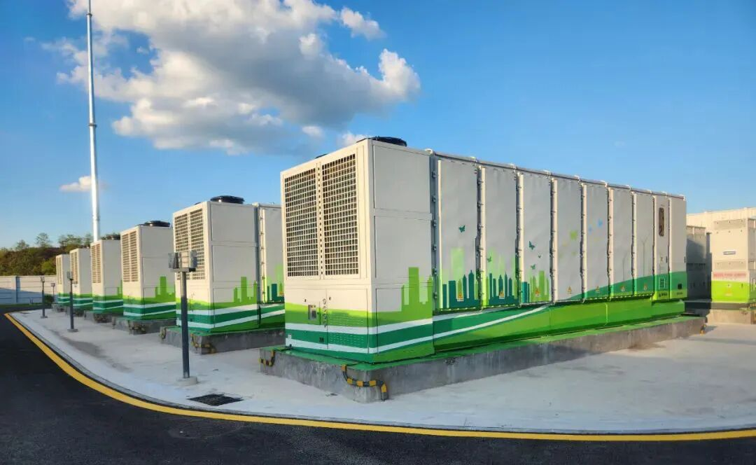 4月30日储能行业情报显示，行业正经历三大结构性变化：矿区能源系统向全栈式微电网重构，电网支撑标准升级为构网型+高压穿越，工业与建筑能源向强制合规+多能耦合转型。阳光电源发布多微电网集群方案，覆盖超100兆瓦矿区需求，集成源-网-荷-储系统级控制；阿诗特在瑞士投运首个工商业储能项目，通过光储充一体化适配欧洲高标；TVA与Plus Power部署200MW/800MWh独立储能支撑电网负荷增长。中电联预计光伏装机规模今年首超煤电，新能源占比将达总装机一半；欧洲屋顶光伏加速向集成能源系统转型，光储充热成新趋势。法国公布百亿欧元电气化计划，推动光伏与储能成为工业合规必需品。国家能源局推动“新能源+储能+算力”融合示范，算电协同提升绿电消纳。