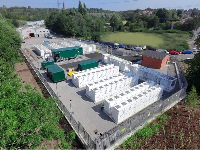 11月中旬，海博思创德国子公司与LEAG签署协议，合作建设1.6GWh大型储能项目“GigaBattery Boxberg 400”，采用液冷技术和智能能源管理系统。远景储能位于英国曼彻斯特东南部的Welkin Road储能电站项目顺利通过G99并网测试，标志其成功交付。爱尔兰首次引入电池储能装置参与批发市场，提升电网灵活性。柬埔寨启动东盟首个黄金标准风能电池储能项目，技术获德国官方认可。伊朗推动太阳能逆变器本土制造，以支持可再生能源装机容量持续增长。中国10月份电动汽车充电设施总数达1864.5万个，同比增长显著。欧洲水电行业呼吁加大抽水蓄能投资以支持清洁能源转型，印度则将强制执行光伏逆变器能效标准。技术方面，深圳天溯计量检测及北京智盟信通科技分别公布分布式储能逆变器测试工装和协议转换技术，提升测试与运维效率。