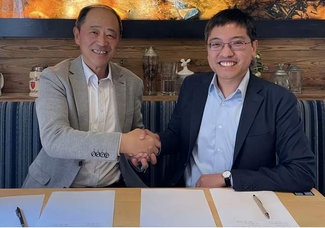 3月24日，储能行业呈现显著变化，企业加速海外布局，东南亚与欧洲成为重点区域。派能科技在越南签署150MWh储能合作协议，西班牙Solaria部署480MWh储能系统，巩固南欧市场地位。政策端强化储能配置要求，巴西研究分布式发电中强制配储，比例可能达10%-30%。技术方面，电芯性能持续提升，LG新能源推出21700全极耳电芯，适用于多场景；固态电池技术取得突破，能量密度达265Wh/kg。户用储能产品注重用户体验，固德威获TÜV莱茵低噪认证。头部企业如宁德时代加码综合能源布局，行业进入全球扩张与技术演进并行阶段，但盈利能力不足等问题仍需关注。