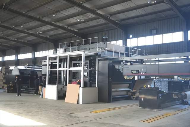 本文总结了印刷包装行业的重要动态。境外消息中，Cortec公司推出了EcoBio阻隔纸产品，具有可再生、可生物降解的特点，适用于多种包装场景。印刷业规模以上企业营收和利润总额出现下降，增速落后于全工业水平。同时，印刷装备出口增长11%，显示出一定的增长势头。另外，Nfinite公司获得资金将扩大纸包装解决方案规模。政策导向方面，欧盟包装监管将在2026年起全面收紧，要求企业符合减量和可回收要求。前沿技术方面，一种双展示可变形包装盒及纸塑包装盒的发明公布，展现出包装行业的创新发展方向。
