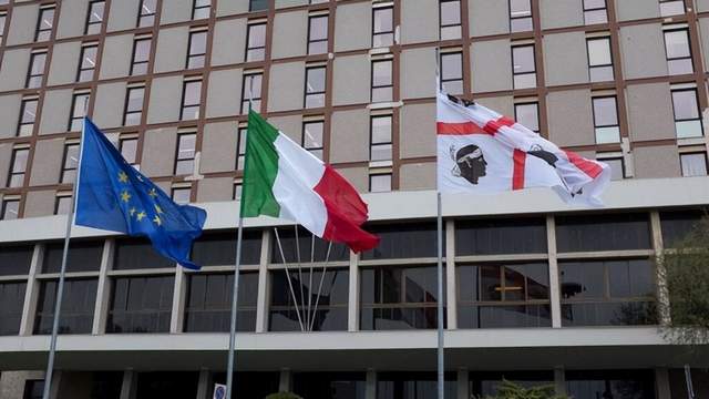 10月30日的储能行业海内外情报汇总内容丰富,固德威发布2025年三季报,净利同比增长837.57%。EcoFlow进军澳大利亚市场,推出智能家居能源生态系统。施耐德电气推出商用及工业电池储能系统,OMC Power与本田合作开发可再利用的电动汽车电池储能系统。阿特斯储能获得8.25亿美元融资用于重点能源项目,科力远生态模式助力储能爆发,扣非净利大增2352%。意大利撒丁岛政府拨款支持企业可再生能源与储能项目,新西兰取消屋顶太阳能建筑许可要求。此外,还涉及光伏逆变器群控制方法和光伏逆变器及辅助电源的技术研究。