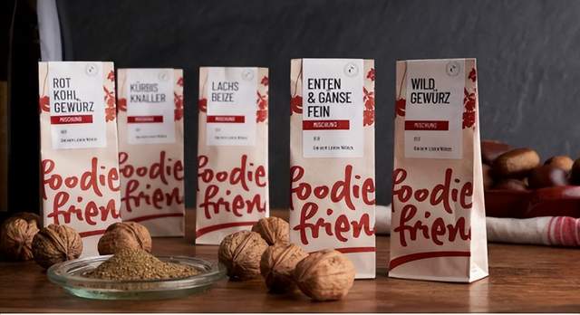 印刷包装行业1月14日的海内外动态汇总显示，柏星龙放弃与越南开厂计划，反映出中国企业对东南亚投资更加理性；DS Smith与Raymarine合作开发纤维基包装替代原EPE泡沫包装，以降低CO₂排放超60%；永发纸瓶生产线在青岛正式投产，采用纤维容器一体成型技术，可替代约3亿个塑料制品；DimaPax推出耐用的小型包裹箱，ITEM Products推出环保系列纸质包装组件；墨西哥传媒巨头PRONAL Corrugados工厂投产，完成废纸回收至瓦楞包装全产业链整合。龙利得智能科技公开医疗多空间灭菌分隔板抗压包装盒和具有防伪全息图的日化用品包装盒。情报强企平台帮助企业自动抓取并推送行业最新动态，助力企业决策。