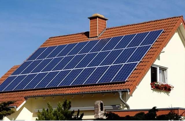 3月12日，储能行业呈现多地区动态。西班牙纳瓦拉将迎来中国企业Hithium Energy Storage投资约4亿欧元的储能电池工厂项目，选址靠近Tudela，助力区域储能产业发展。美国方面，SolarEdge首席财务官宣布离职，同时Eaton与SPAN达成战略合作，推动家庭电力管理革新。罗马尼亚能源公司VLA Energy计划在Arad县建设300MW/1200MWh大型电池储能项目，占地约20000平方米。印度Involtics推出适用于家庭太阳能系统的GTSI系列单相混合逆变器，提供多种功率规格选择。中国华泸集团与大力储能签署协议，聚焦全钒液流电池技术研发与市场应用；天赐材料宣布投资21亿元扩产铁源与磷酸铁产能；新巨能与中创新航达成10GWh电芯采购合作。德国政策调整取消小型光伏设施固定上网电价，推动市场化交易；美国圣贝尼托县则通过电池储能设施建设暂停令以完善规范。