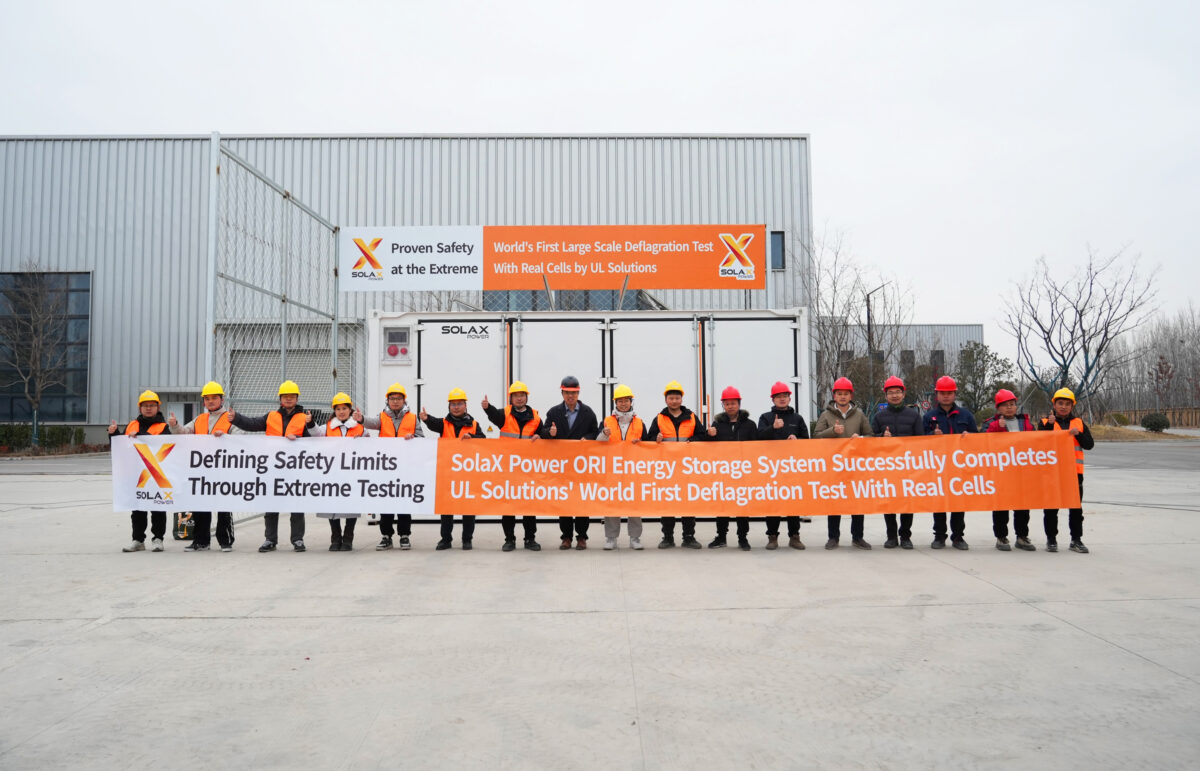 3月26日储能产业情报显示,行业呈现三大特征:高功率充电与系统安全关键技术持续突破但落地受限,储能在电网与工业场景应用深化,政策与区域市场共同驱动需求扩张。比亚迪计划在欧洲部署2000台兆瓦级充电桩,单桩功率达1500千瓦,但受车辆兼容性、电网接入等制约;SolaX Power完成全球首次基于UL 9540A框架的系统级爆燃测试,推动储能安全标准升级。欧盟AGISTIN项目试点构网型储能技术解决电网稳定性,陕西98MW/294MWh构网型储能电站并网,标志着储能在电网侧功能升级。南非储能市场增长30%,具备建设5-10GWh电池工厂条件;澳大利亚户用储能超6.3GWh,分布式能源加速普及。河南提出2030年23GW储能装机目标,黑龙江“十五五”规划新增47GW新能源装机,英国推动“插电式太阳能”方案。贵州新增8万吨磷酸铁锂产能,UNIGRID钠离子电池寿命达20000次,显著提升经济性。行业正从规模扩张迈向系统能力提升阶段,高功率充电、构网型储能、分布式能源及长寿命电池技术将打开新市场空间。