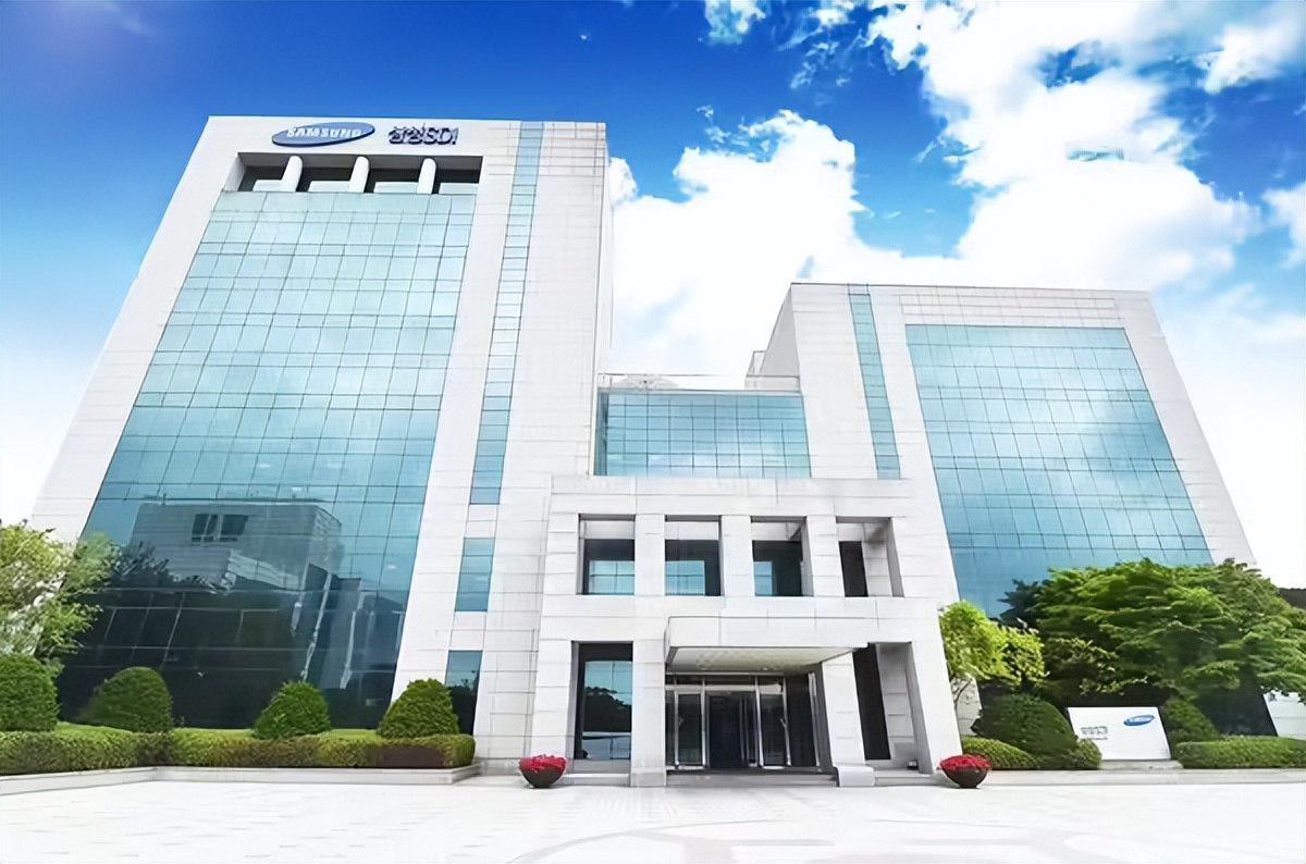 7月6日汽车行业情报显示，中国车企在欧洲市场份额首次超越日系品牌，全球供应链重心加速东移。行业竞争逻辑从价格战转向技术路线分化与供应链重构，纯电与增程路线博弈加剧。政策方面，新能源车船税优惠退坡，混动不再享受减半优惠，倒逼企业回归市场化竞争。头部企业动作频繁，比亚迪海豹08上市重塑20万级轿车标准，MG 07量产并搭载高阶智驾系统。此外，瑞浦兰钧电池基地封顶，三星SDI投资扩产全固态电池。整体来看，汽车行业正迈向出海反超、税费机制回归及技术深度分化的成熟阶段，缺乏核心技术的二三线车企面临出清风险。
