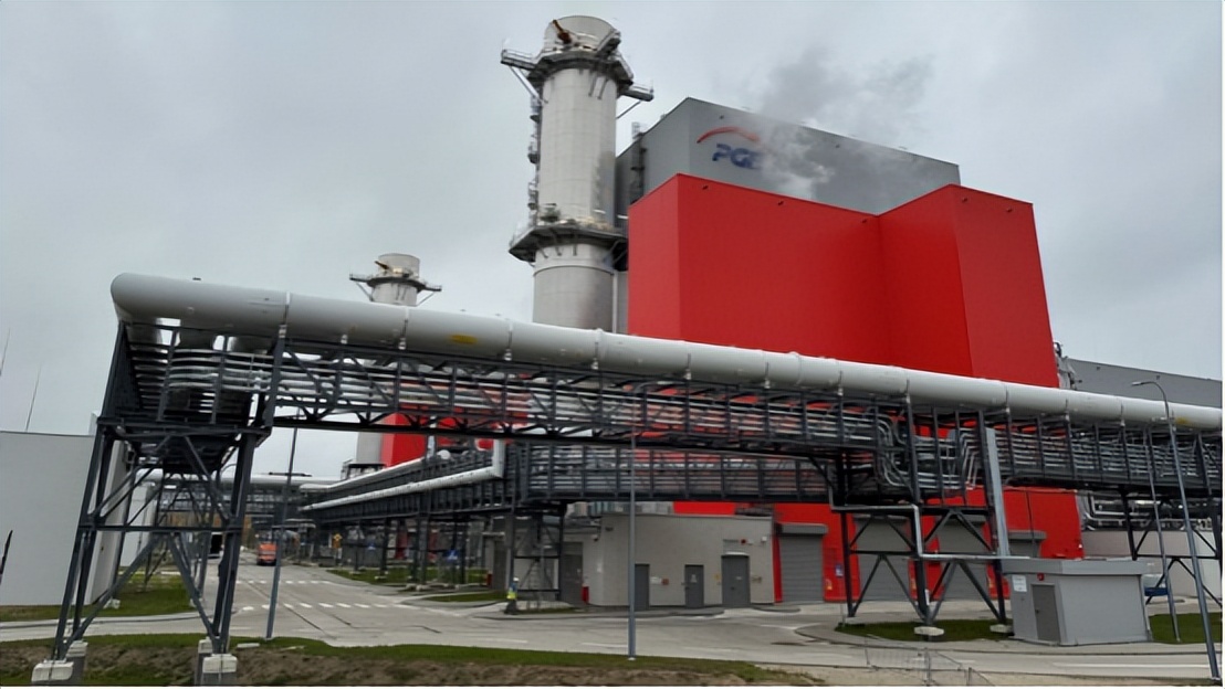 3月20日电力设备行业情报显示,市场商机方面,中闽福清港头镇计划建设100MW陆中闽福清港头镇计划建设100MW陆上渔光互补光伏电站项目,拟新建110kV升压站并接入220kV塘头变电网;中油电能气电公司启动深度调峰改造可研项目,投资44.2万元,涉及燃机更换及余热锅炉适配改造。企业动态中,西门子能源财团斩获波兰1.2GW燃机大单,将在雷布尼克和格雷菲诺建设两座单循环燃气轮机电厂;哈电锅炉多台锅炉设备通过水压试验,涵盖超高压煤粉、超临界燃气及燃煤机组;金风科技斥资1.62亿为巴西子公司提供履约担保,剑指南美风电市场;xAI在密西西比州基地部署460MW燃气轮机组,算力能耗对标中型电厂。行业创新方面,大唐湖北建成国内首个50MW/100MWh钠离子储能示范电站。政策层面,湖南省计划建设零碳园区和零碳工厂,推动能源绿色低碳转型;东北能监局通过五大举措推进区域新型电力系统建设,提升新能源消纳能力。