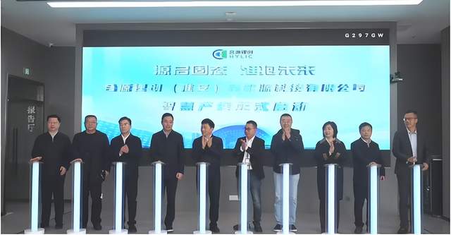 1月12日，汽车行业海内外情报汇总：元戎启行宣布与国际头部车企达成L3合作，累计融资金额超7亿美元；长安汽车全球科学与艺术中心项目开工，总投资13.89亿元；奇瑞冰淇淋 / 小蚂蚁纯电小车上市，指导价4.39万元起；东风日产全新轩逸量产下线，预计一季度上市；东风奕派推出全新购车政策，全系至高可享价值5万元购车权益；一汽丰田推出限时焕新政策，普拉多限时焕新价39.98万元起；全国首座合源锂创纯粹量产固态电池基地投产；比亚迪正式落子湖北枝江，新能源产业快速发展。