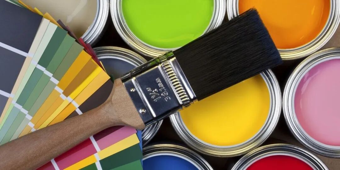 4月1日印刷包装行业呈现三大结构性变化：上游盈利空间受挤压，白卡纸行业面临毛利率收缩与开工率下滑压力；高端制造与跨界融合加速，油墨与印刷设备向新能源、医疗等领域渗透；可持续包装技术突破，纤维基材料攻克复杂结构难题，折叠式工业包装重塑物流标准。核心材料与技术迭代方面，Clearwater Paper推出轻量化纸板Velora™优化纤维结构降本增效；中国油墨市场向高端专用功能性材料转型，深度绑定新能源和消费电子领域；印度推出全球首款34英寸卷筒折叠印刷系统knowzzleJet M880。前沿技术与产品设计上，艾利丹尼森医疗包装引入RFID技术提升数据准确性；PULPAC开发新一代纤维瓶盖；DS Smith推出Fanfold折叠包装系统提升运输效率；中国企业研发可摊平展示架和新型承重包装盒优化结构。市场格局显示欧洲软包装市场高度集中，白卡纸行业因价格跌幅高于成本面临下行压力。行业正处于“需求分化+技术突围”关键阶段，传统大宗纸品通过轻量化降本，高端功能性材料与数字印刷技术打开高增长赛道。