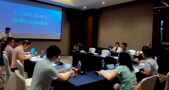 7月7日的办公家具行业海内外情报汇总显示,全球家具线上规模预计在未来几年内将持续增长,到2029年有望突破4,360亿美元。在行业动态方面,CAGUUU推出了新一代办公家具系列AXISU,Urbanica推出了专为家庭和混合工作空间设计的人体工学办公家具,KOKUYO也将推出新款办公椅ingCloud。此外,团体标准《人体工学椅》通过专家审定,将推动标准发布。文章还介绍了全球化视野下的生产基地办公空间家具配置案例,以及一些前沿技术,如电动升降工作桌和加长搁腿办公椅。这些信息有助于了解当前办公家具行业的发展趋势和创新方向。