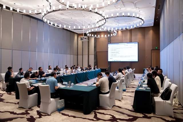 本文总结了最近办公家具行业的海内外情报,包括恒林股份第二季度归母净利润大幅增长,智能椅产品获奖;国誉家具品牌推出多功能工作台;办公家具和办公椅标准审定会顺利闭幕;新华网与西昊签署合作协议推动健康办公理念普及;Colliers Define设计团队重塑Prisjakt克拉科夫总部办公家具环境;安徽宏七家具推出具有通风功能的办公椅;乐歌人体工学推出翻转桌。办公家具行业正处于不断创新和提升的阶段,通过各种新技术和设计理念,助力企业提升办公环境和员工工作效率。
